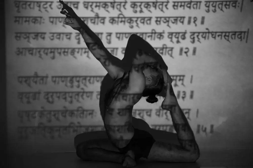 Yogi Kamal Singh in eka pada rajakapotasana before the opening verses of the Bhagavad Gita